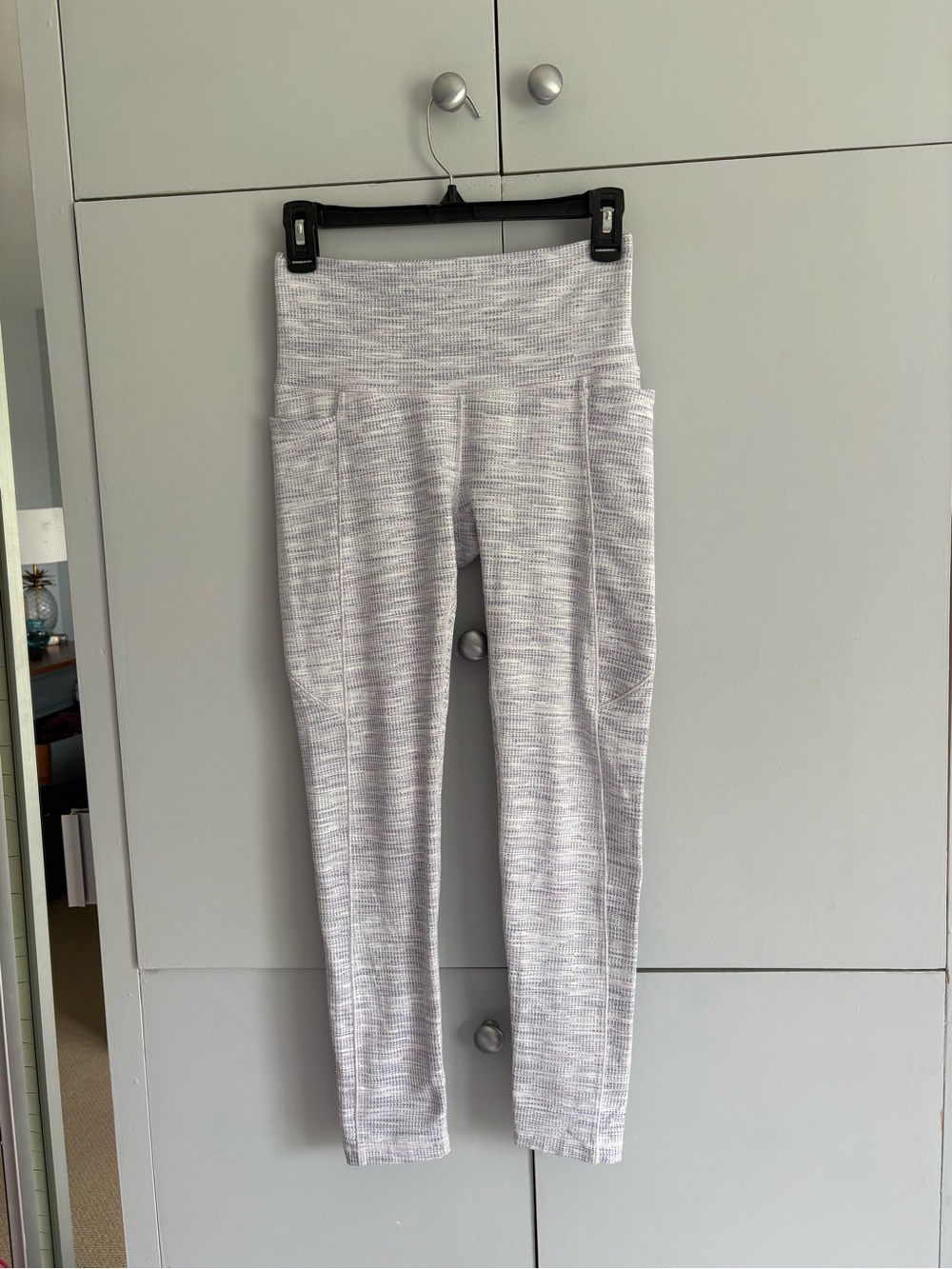 Calia women’s High-Rise side pocket legging’s. Grey/White texture, size small.